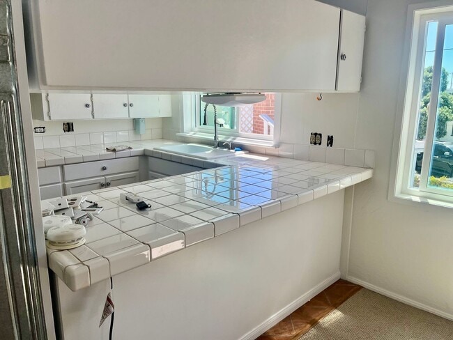 Building Photo - Bright 1.5 bed / 1 bath upstairs apartment...