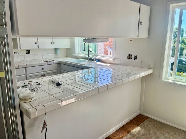 Foto del edificio - Bright 1.5 bed / 1 bath upstairs apartment...