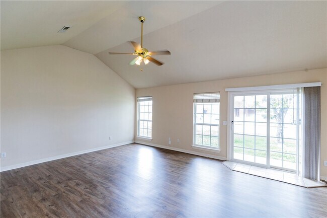 Foto del edificio - 255a Ravenwood Blvd