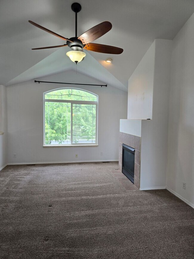 Building Photo - Lovely and spacious 5 bedroom 3 bath Post Falls Home.