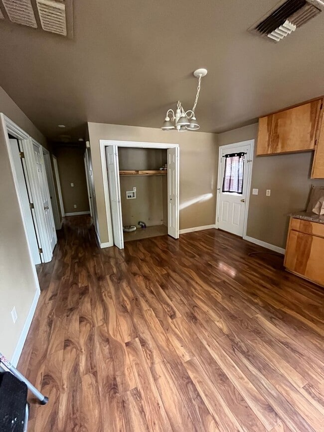 Building Photo - Great 3 bdrm, 1.5 bath house Ready 7/8/24
