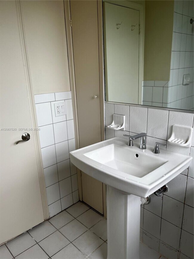 Foto del edificio - 3351 SW 18th St
