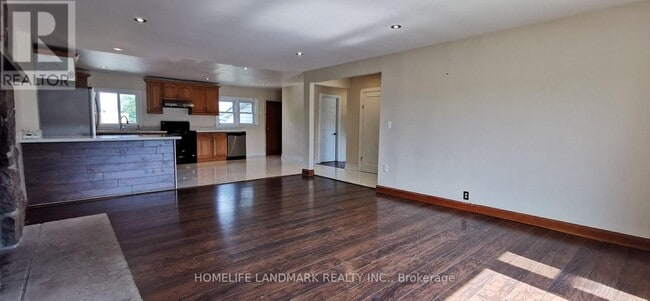 Building Photo - 137 Liberty St S