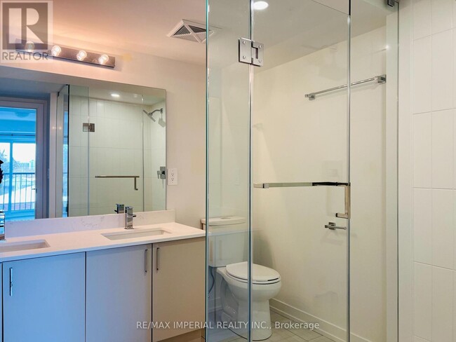 Photo du bâtiment - 1670 Victoria Park Ave