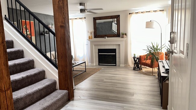 Building Photo - Fully Furnished Three Bedroom Spring Valle...