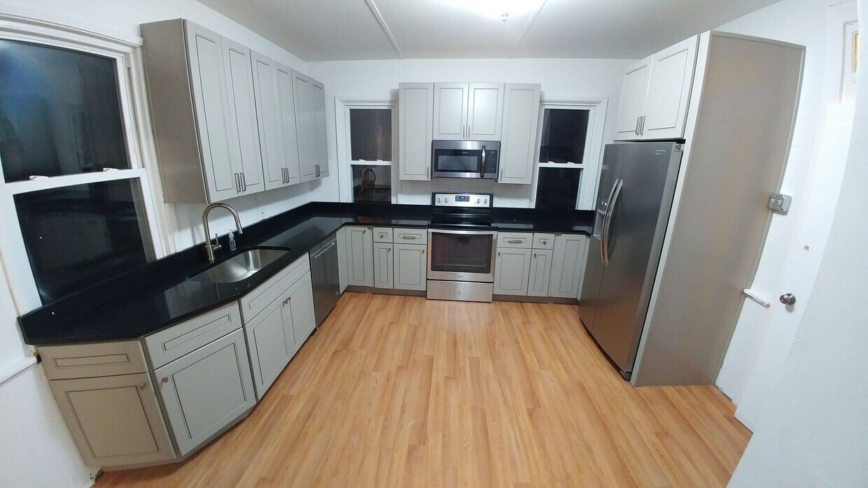 Primary Photo - Large 3 bedroom, 2 bathroom freshly renovated house with stainless steel appliances!!