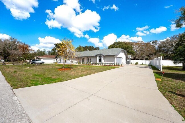 Building Photo - 5521 Oak St
