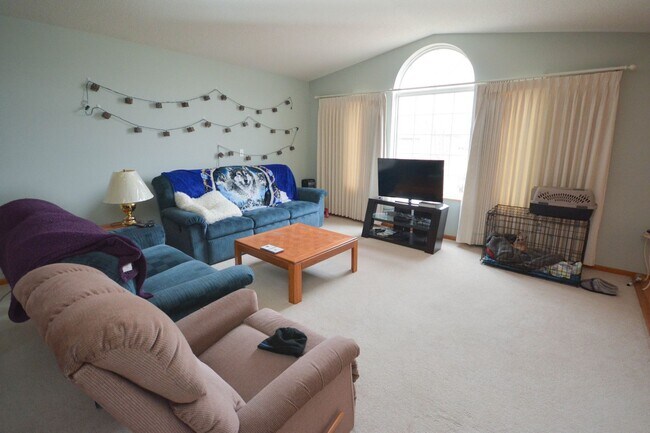 Foto del edificio - One level living in this end unit townhome!