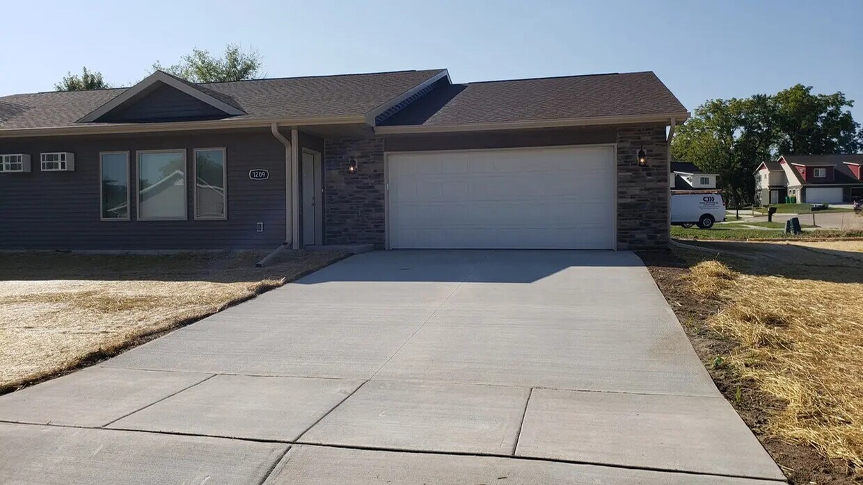 Primary Photo - 1209 Salem Dr