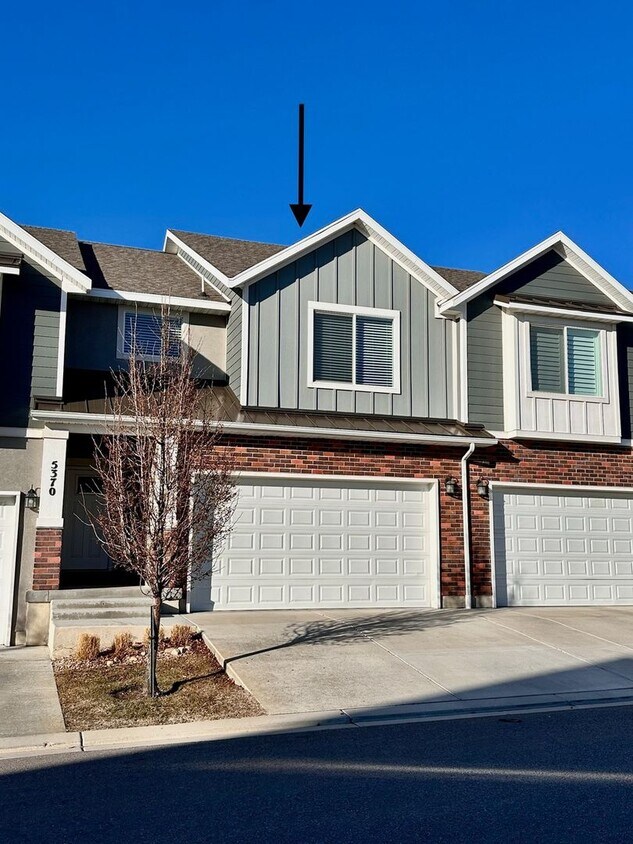 Foto principal - Beautiful townhome walking distance to eve...