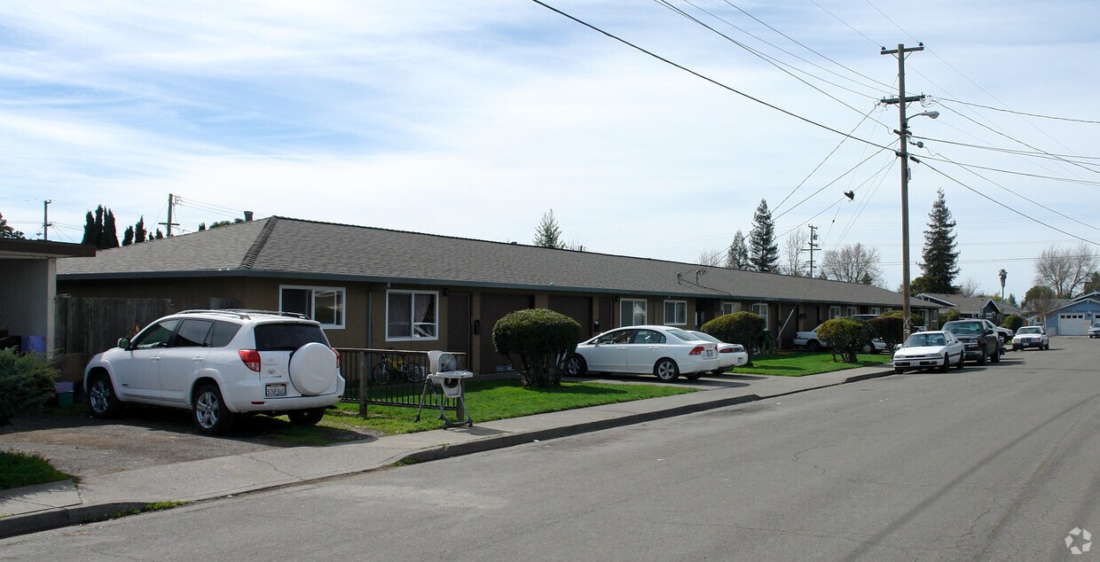 Foto principal - 604-660 Arrowood Dr