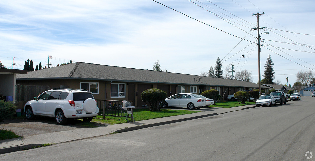 Primary Photo - 604-660 Arrowood Dr