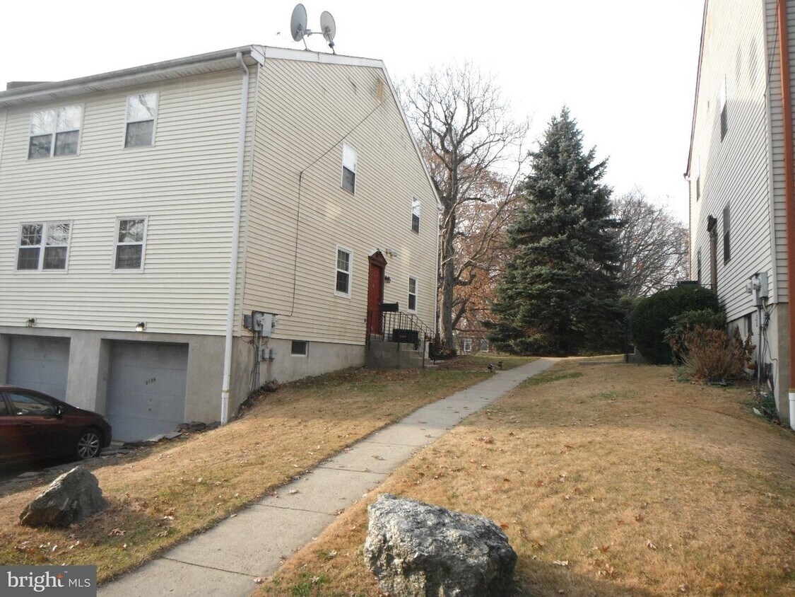 Building Photo - 515 Woodland Ave