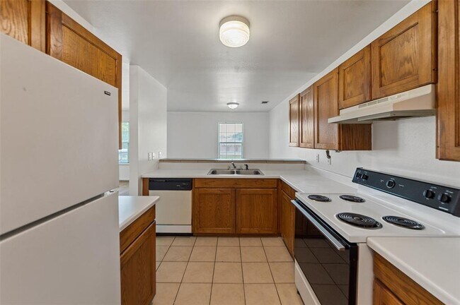 Building Photo - 5545 Brookview Ct