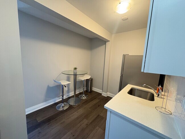 Building Photo - Furnished Unit In Small 6 Unit Building