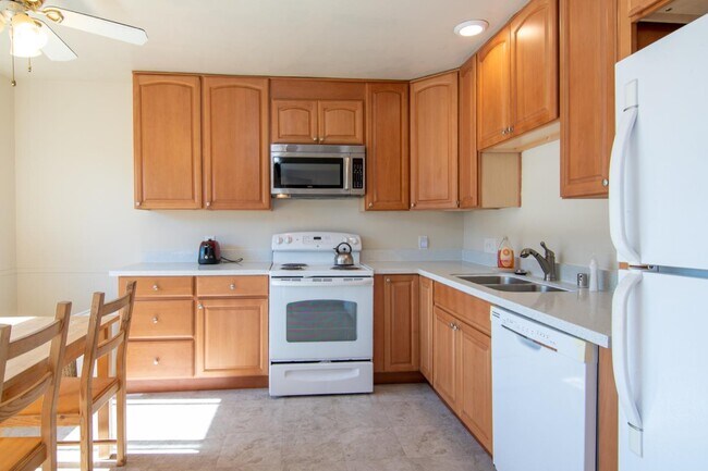 Building Photo - 435 Firloch Ave