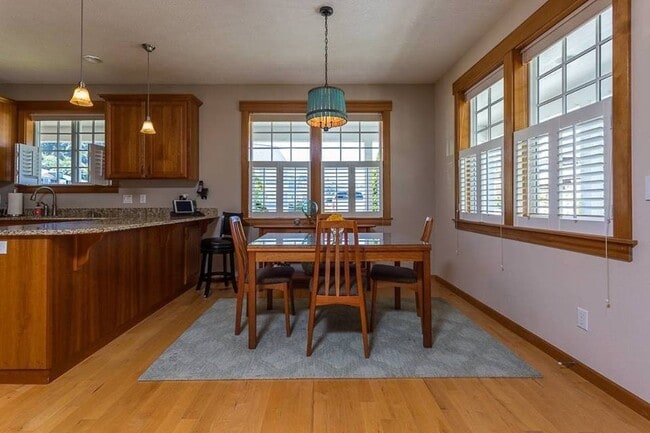 Foto del edificio - BEAUTIFUL HOUSE IN MILL POND -- ONLY MINUTES FROM DOWNTOWN!!