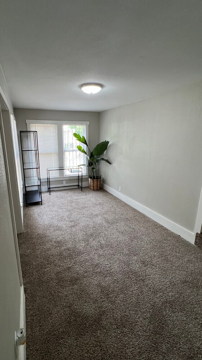 Building Photo - 807 Rigsby Ave