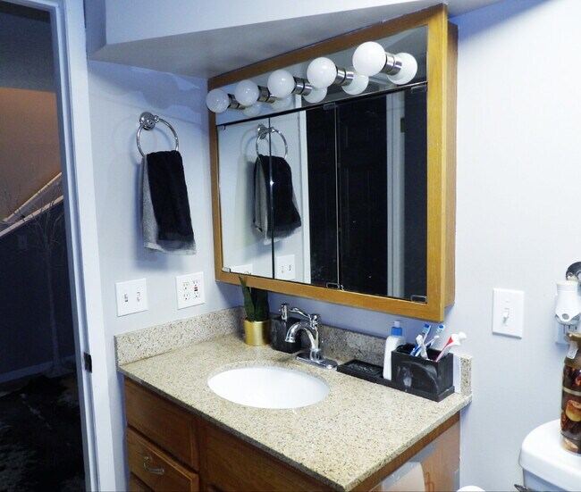 Foto del edificio - Spacious 3BR + Bonus Room in Inver Grove Heights – Attached Garage & Pet Friendly!