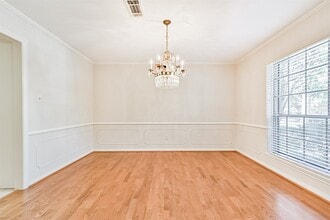 Building Photo - 2005 La Salle Ln