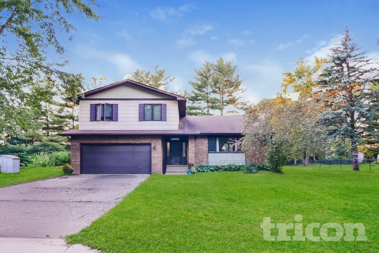 Foto principal - 19955 Chili Ave W