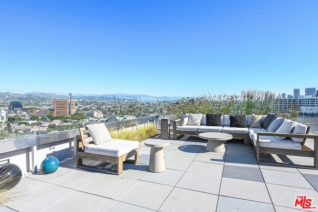 Foto del edificio - 8601 Wilshire Blvd