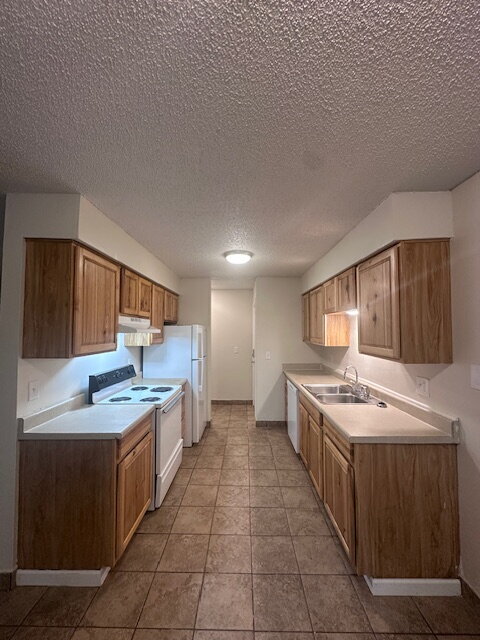 Foto del edificio - Charming Downstairs 2-Bed Oasis with Full Bath on SE Division - 836 Sq. Ft. of Portland Comfort!
