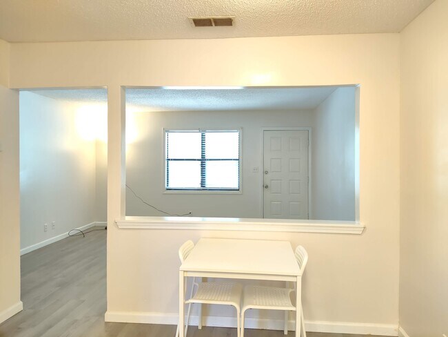 Foto del edificio - 801 Burcale Rd