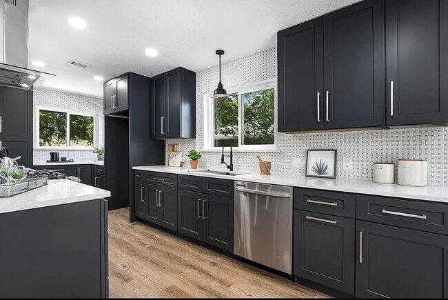Building Photo - 7305 Meadowood Dr