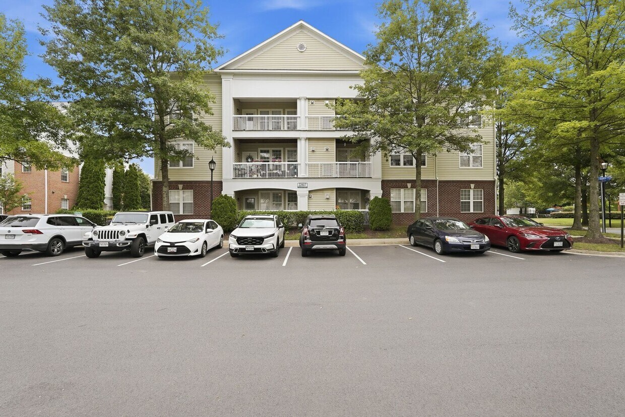 Spacious Condo in Great Location - Spacious Condo in Great Location