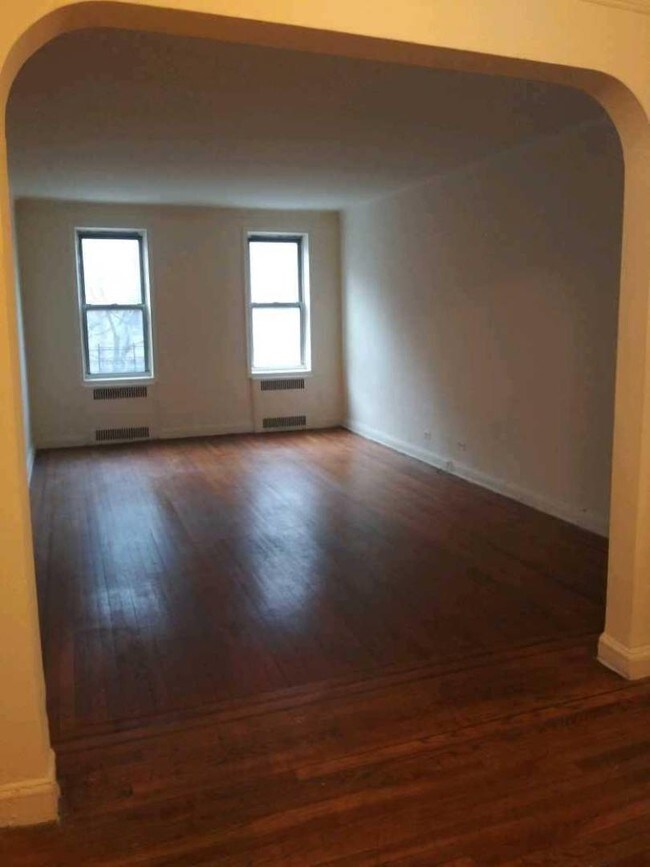 Foto del edificio - 92-16 Whitney Ave