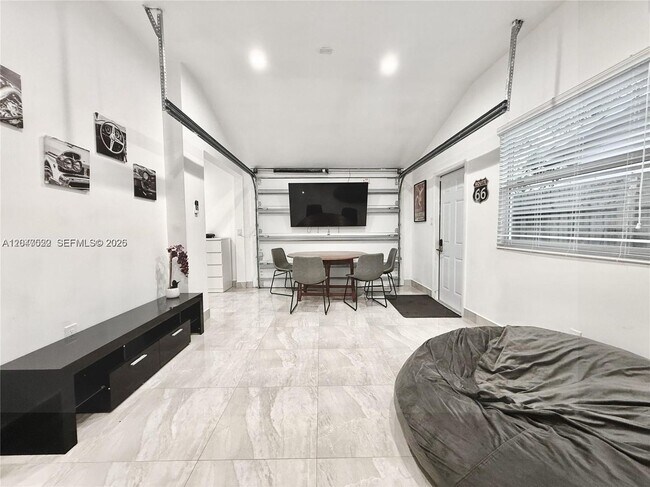 Foto del edificio - 947 NE 149th St