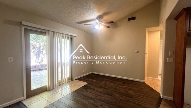Foto del edificio - Spacious 2bd/1ba Duplex with Garage near American River College