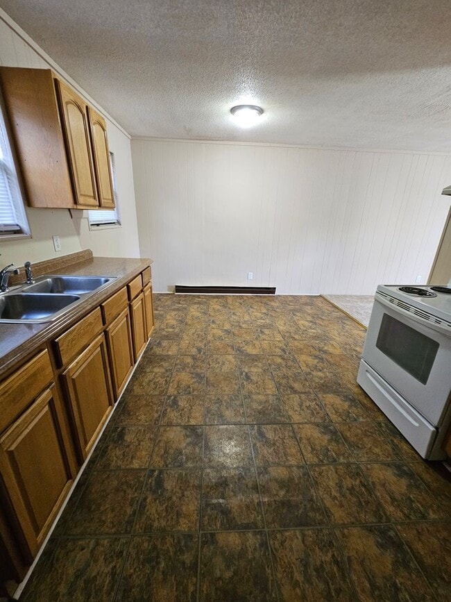 Building Photo - 3 BR near Johnson St School!