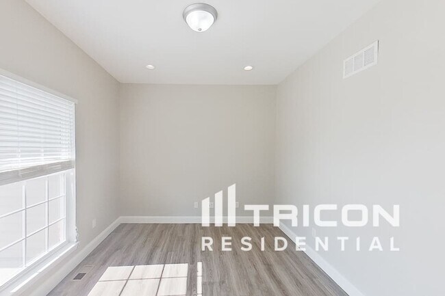 Foto del edificio - 120 Intrepid Ave