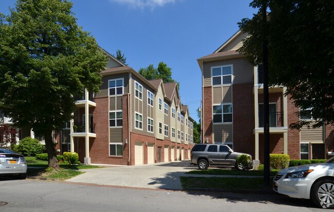 Foto del edificio - 305 West Utica 2B/2B & Secure Parking Garage In the Heart of the Elmwood Village