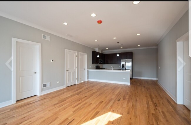 3bd/2bth apartamento - 4812 W Montrose Ave