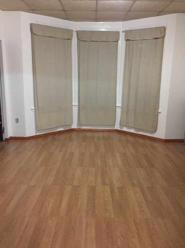 Foto del edificio - Spacious 2nd floor apartment on quiet block