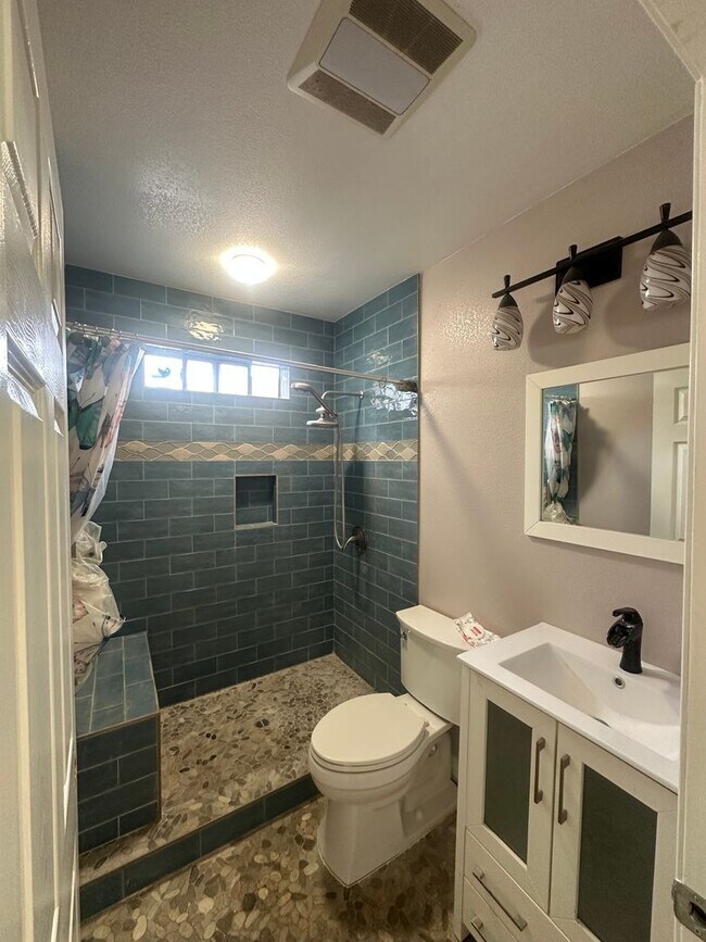 Foto del edificio - 7805 Whitsett Ave