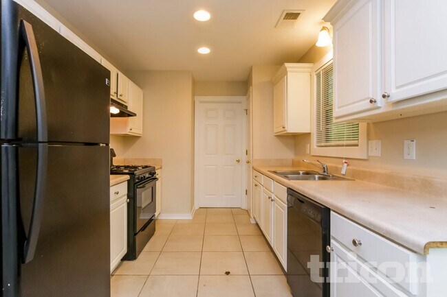 Foto del edificio - 1048 Whispering Woods Dr