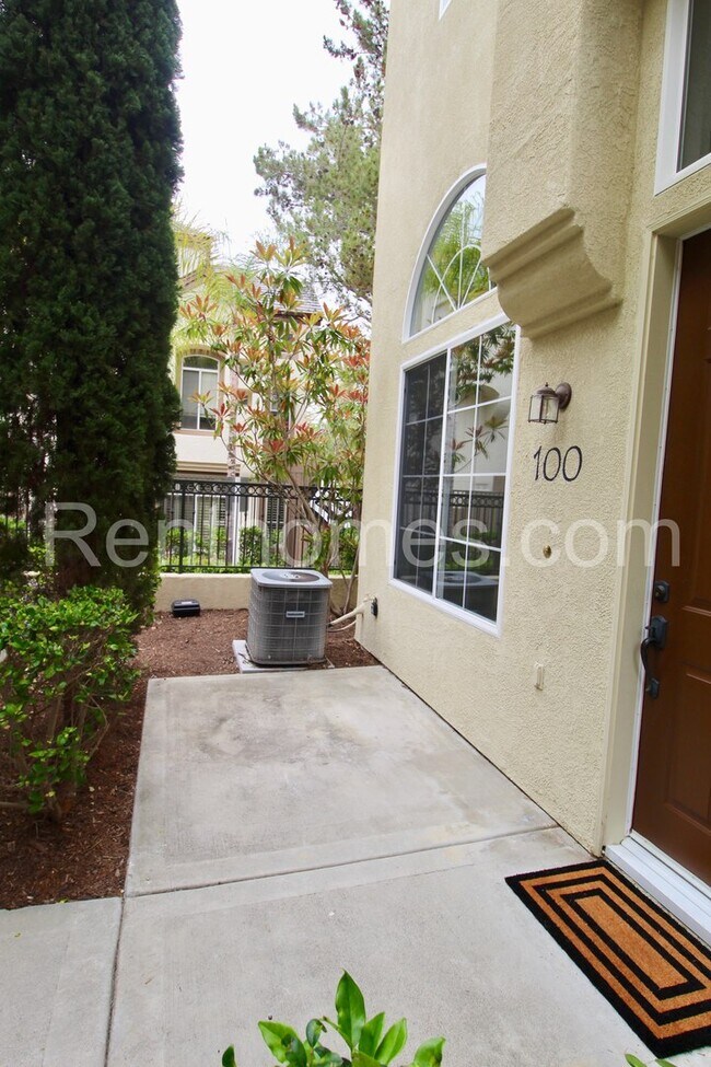 Foto del edificio - Carmel Valley, 3750 Mykonos Ln #100, Wd Fl...