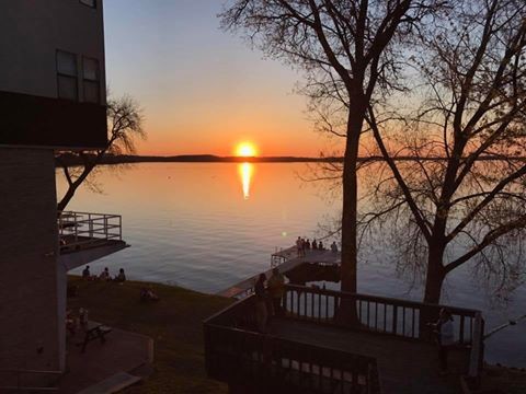 Foto del edificio - Mendota Lakeshore Apartments