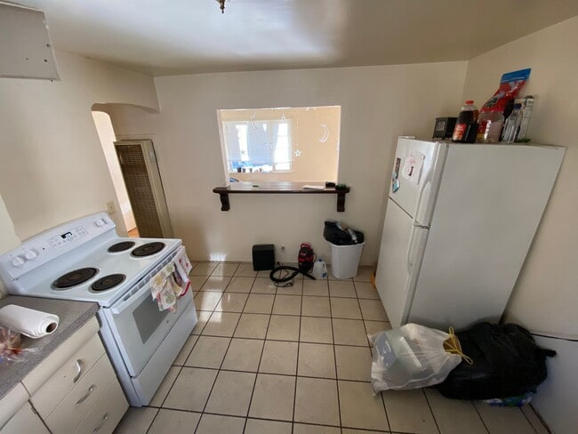 Building Photo - Two Bedroom Apartment Centrally Located on 24th and W 2nd Ave