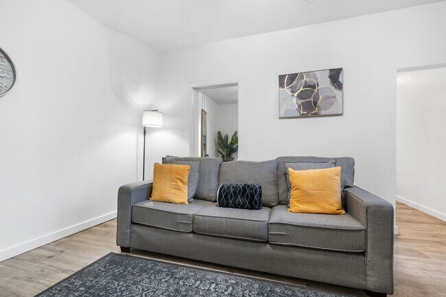 Foto del edificio - Charming 2-Bedroom Duplex Steps from Liber...