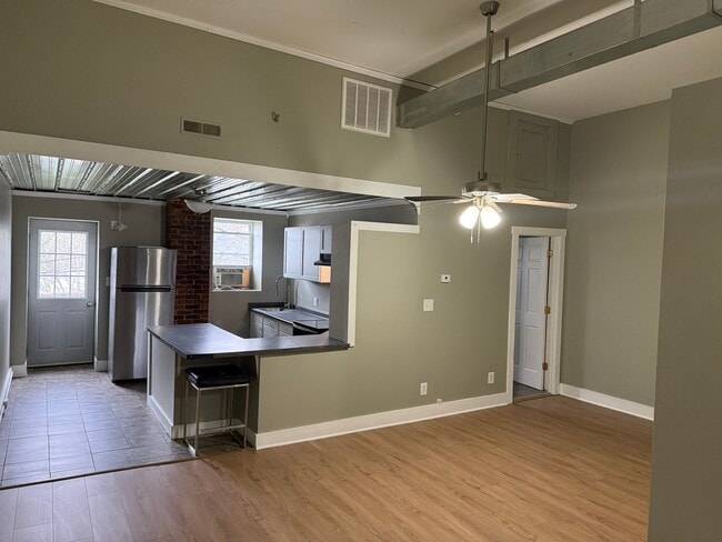 Building Photo - 110 E Main St