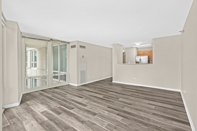 Building Photo - 345 N La Salle Dr