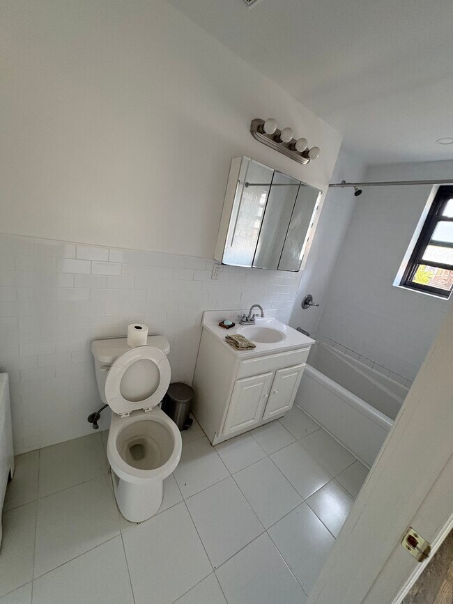 Foto del edificio - 636 Castleton Ave