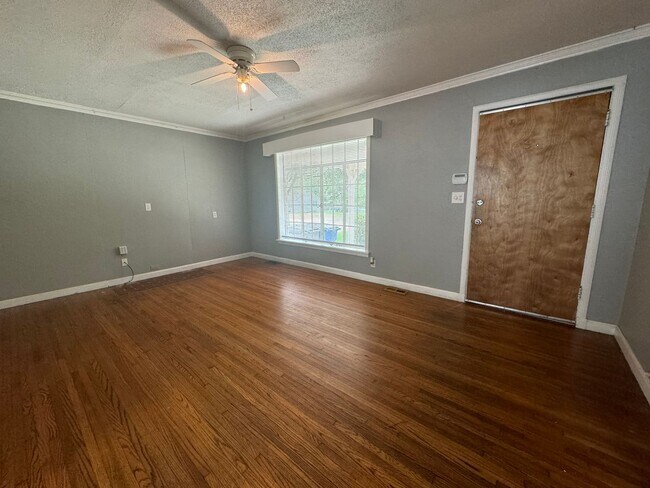 Building Photo - Gorgeous 3 bedroom 2 bathroom home Located...