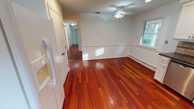 Building Photo - 2090 Oakland Dr
