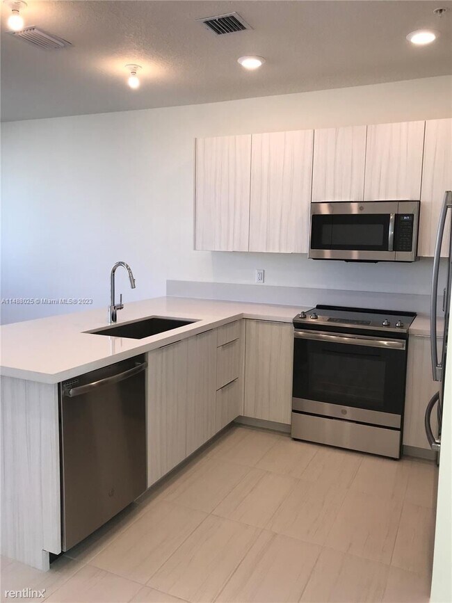 Building Photo - 3 br, 2 bath House - 6416 NW 102nd Ct Apt 306